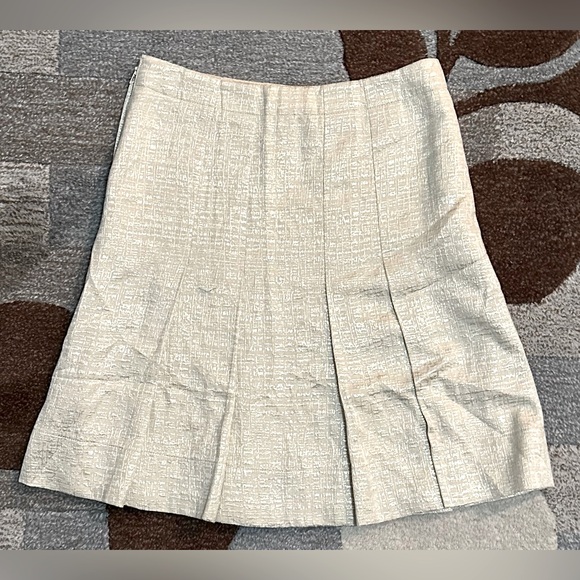 Club Monaco Dropped Pleated A-line Skirt in Crosshatch Pearlized Brocade. - Picture 3 of 6
